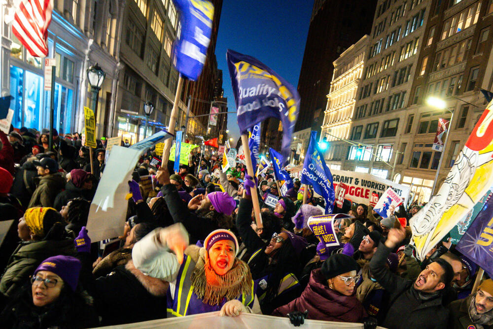 <p>Ministarstvo za unutrašnju bezbjednost (DHS) okarakterisalo je događaj kao napad, navodeći da je agent Granične patrole pucao u samoodbrani nakon što mu je prišao muškarac sa pištoljem i nasilno se opirao pokušajima da bude razoružan</p>