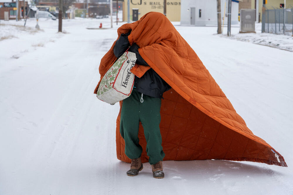 Šenon Vajt, koja je bez krova nad glavom već 30 godina, koristi ćebe da se ugrije dok ide ka dnevnom skloništu tokom zimske oluje u Oklahoma Sitiju, Foto: Reuters