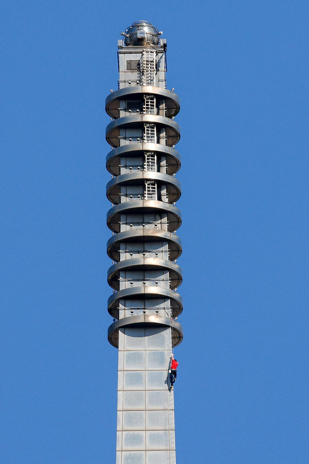 <p>Ljudi okupljeni na ulici ispod nebodera pozdravili su usklicima trenutak kada je Honold stigao na vrh na visini od 508 metara poslije 90 minuta penjanja</p>