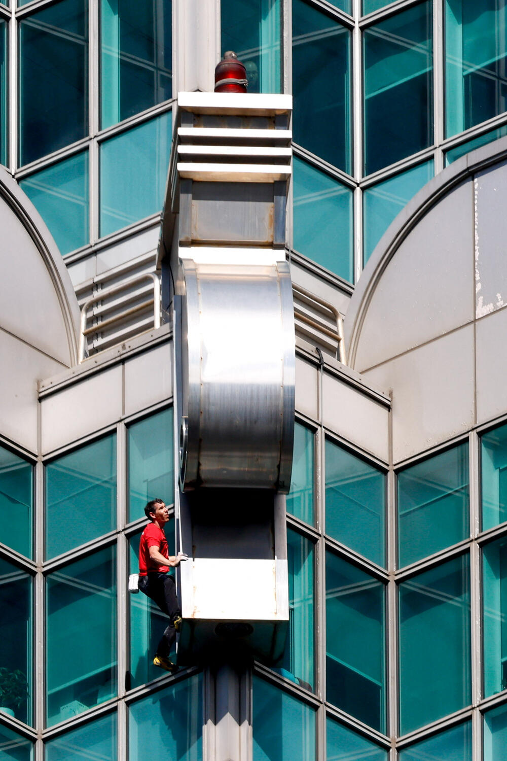 <p>Ljudi okupljeni na ulici ispod nebodera pozdravili su usklicima trenutak kada je Honold stigao na vrh na visini od 508 metara poslije 90 minuta penjanja</p>