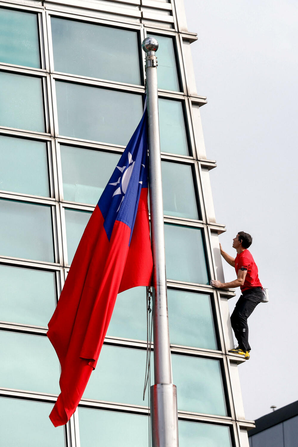 <p>Ljudi okupljeni na ulici ispod nebodera pozdravili su usklicima trenutak kada je Honold stigao na vrh na visini od 508 metara poslije 90 minuta penjanja</p>