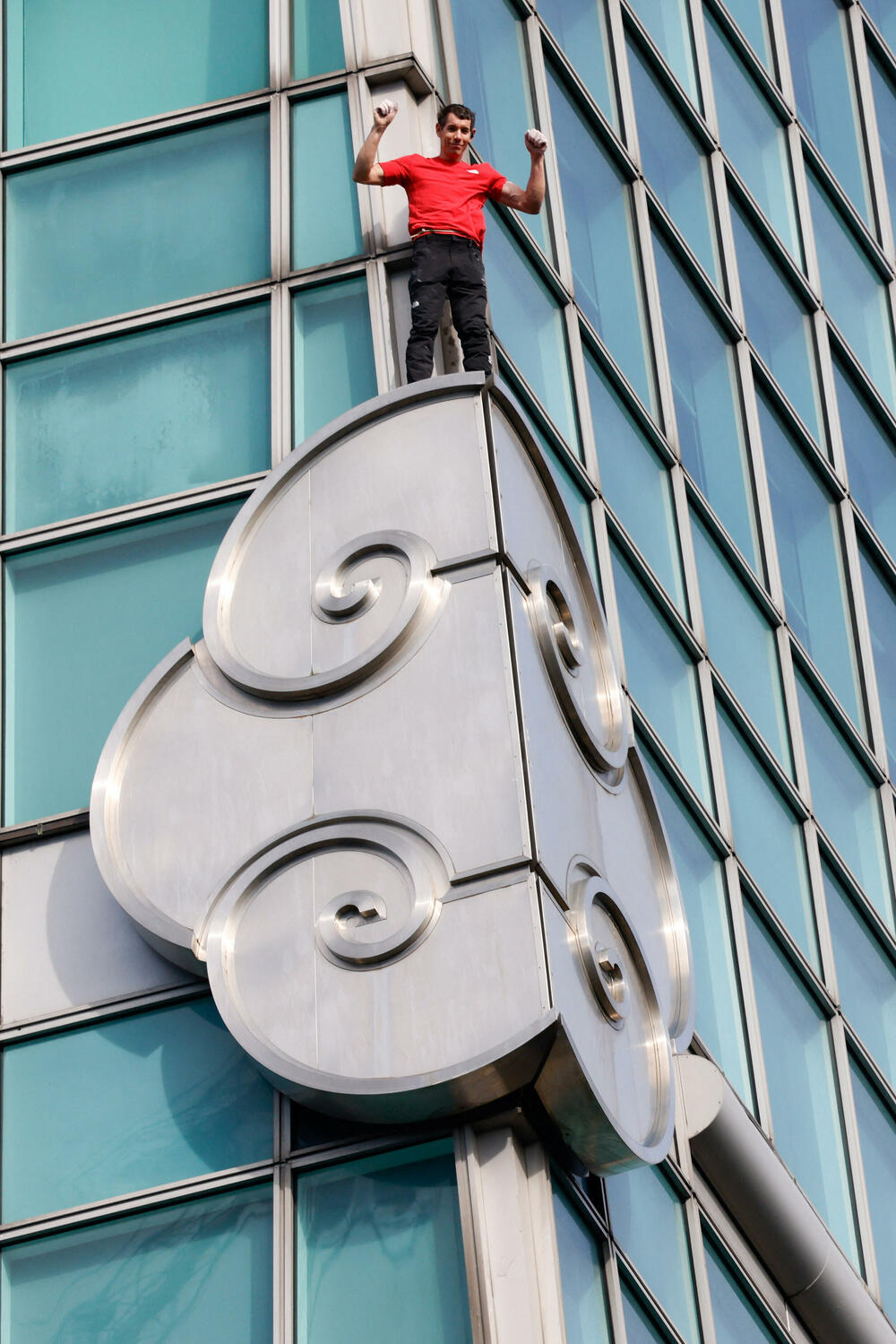 <p>Ljudi okupljeni na ulici ispod nebodera pozdravili su usklicima trenutak kada je Honold stigao na vrh na visini od 508 metara poslije 90 minuta penjanja</p>