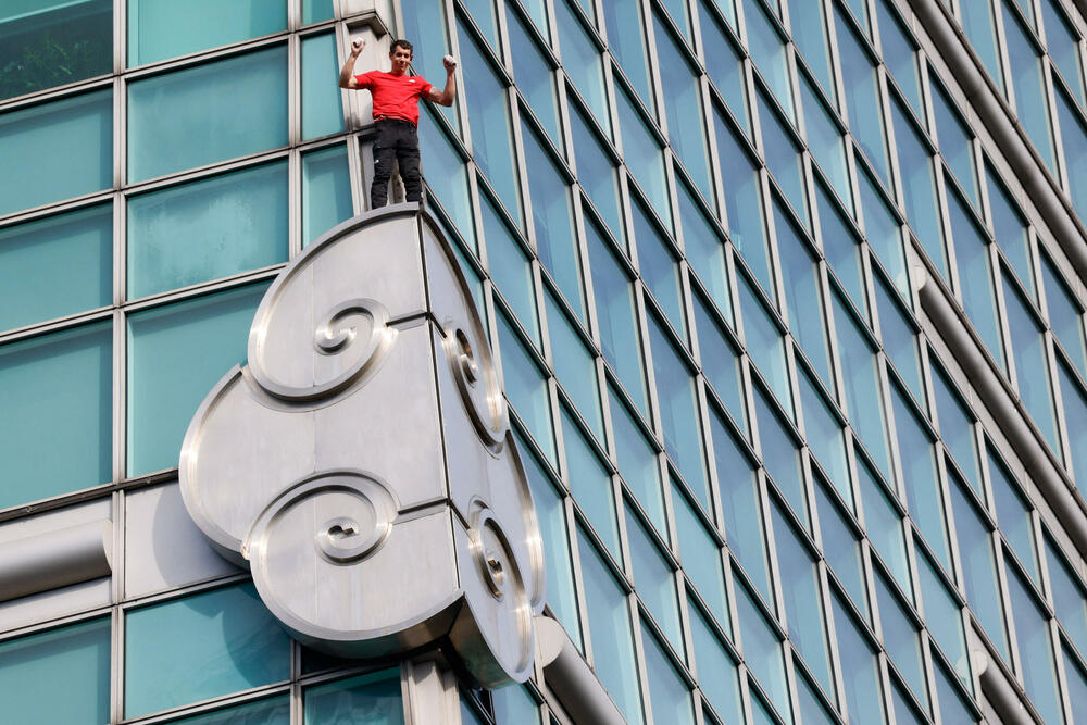 <p>Ljudi okupljeni na ulici ispod nebodera pozdravili su usklicima trenutak kada je Honold stigao na vrh na visini od 508 metara poslije 90 minuta penjanja</p>