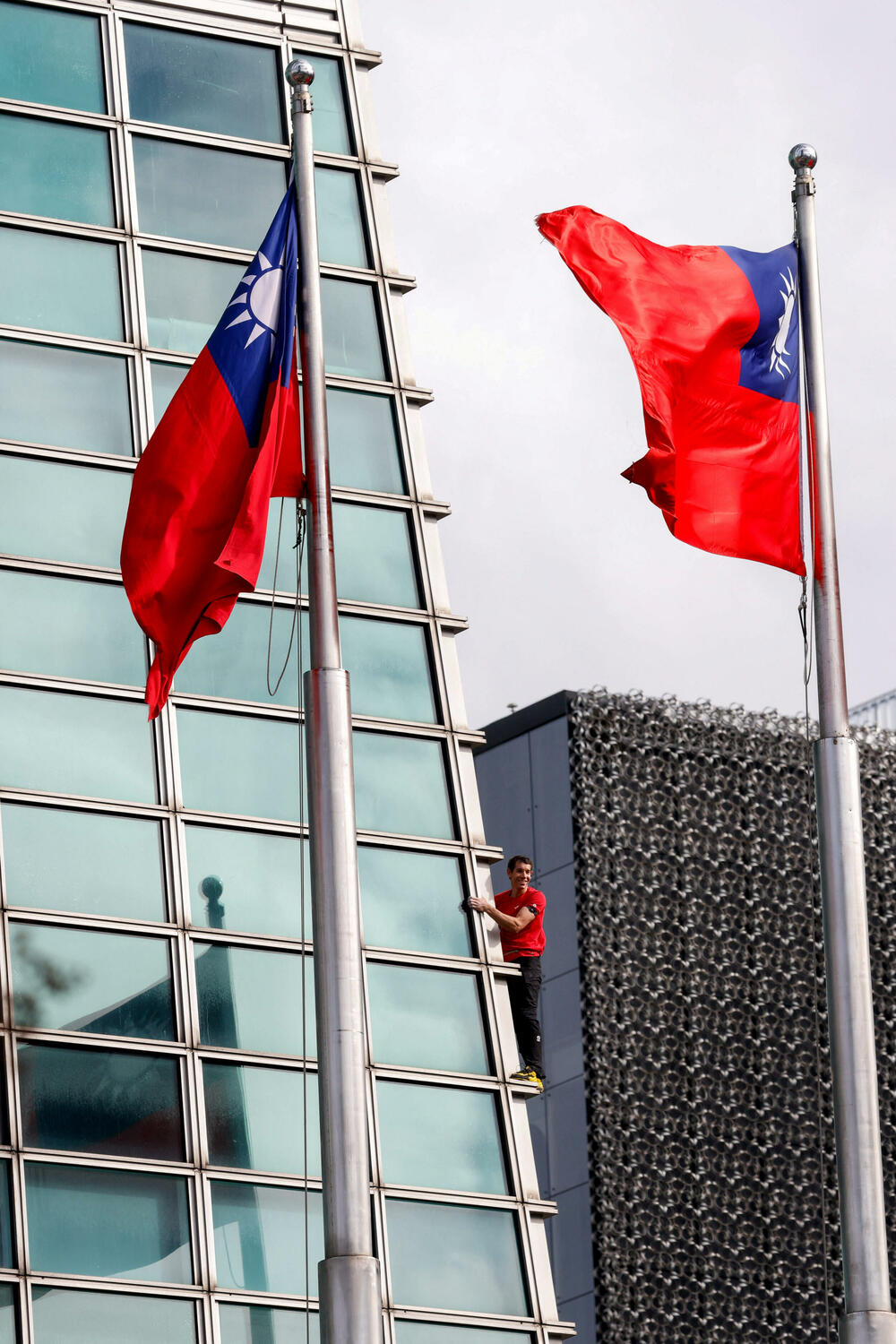 <p>Ljudi okupljeni na ulici ispod nebodera pozdravili su usklicima trenutak kada je Honold stigao na vrh na visini od 508 metara poslije 90 minuta penjanja</p>