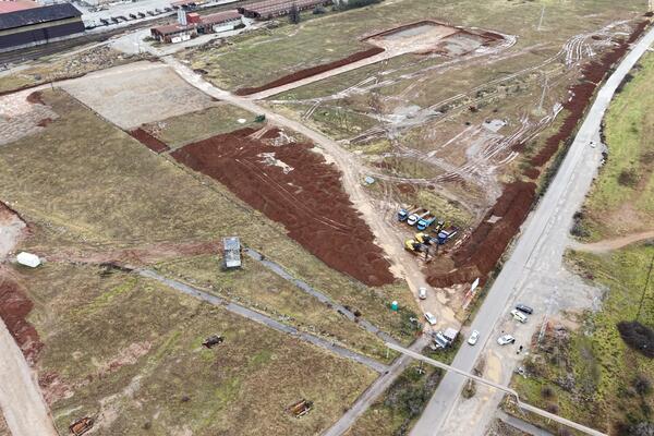 Mediabiro: Na gradilištu u Botunu mirno, mehanizacija na parceli,...