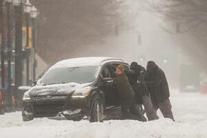 Oko 10.300 letova otkazano danas zbog velike zimske oluje koja je...