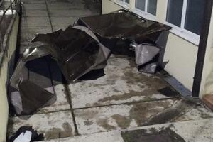 Vjetar odnio dio limenog prekrivača s krova škole u Kotoru, kiša...