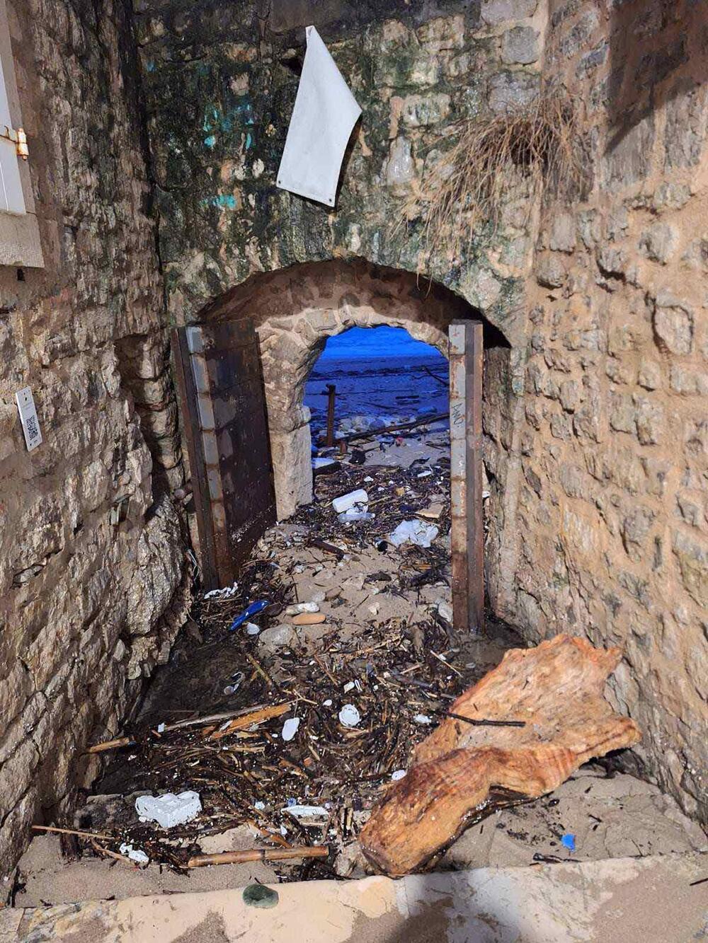 <p>U toku je akcija čišćenja šetališta, koje je takođe na pojedinim mjestima zatrpano pijeskom, šljunkom i raznim otpadom<br /> </p>