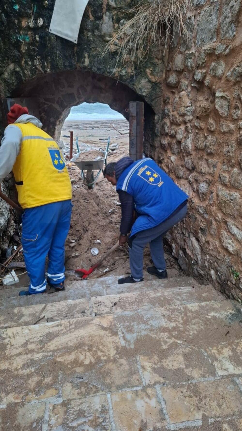 <p>U toku je akcija čišćenja šetališta, koje je takođe na pojedinim mjestima zatrpano pijeskom, šljunkom i raznim otpadom<br /> </p>