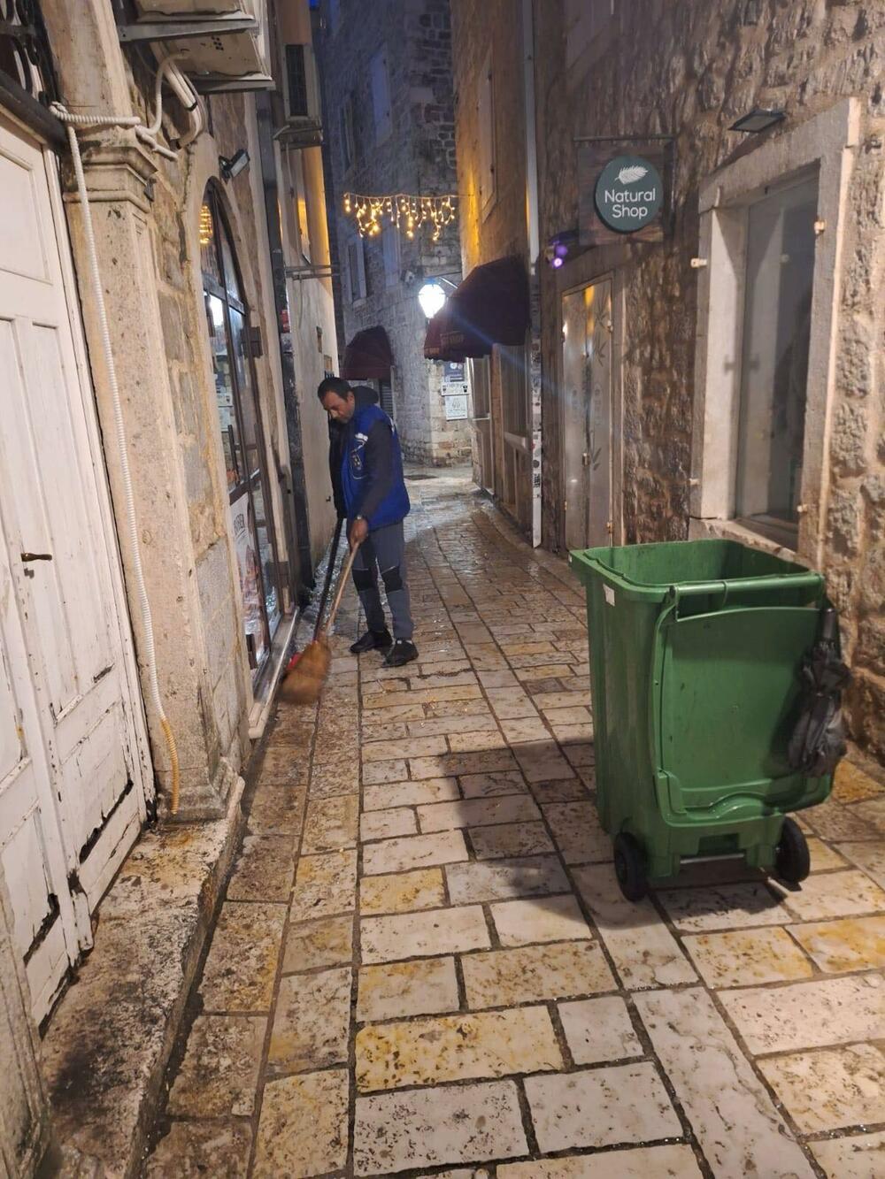 <p>U toku je akcija čišćenja šetališta, koje je takođe na pojedinim mjestima zatrpano pijeskom, šljunkom i raznim otpadom<br /> </p>