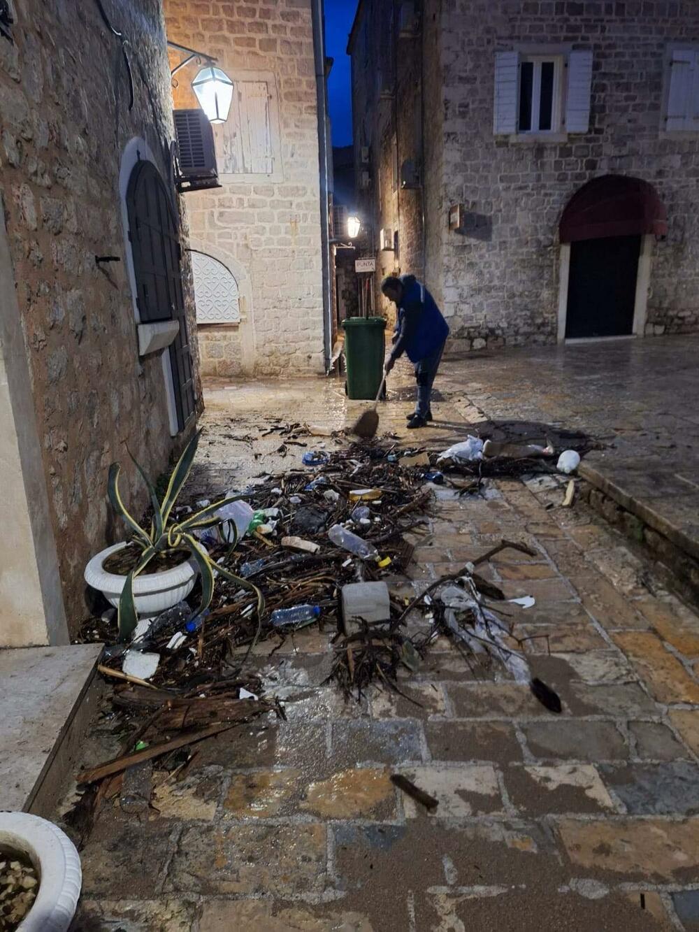 <p>U toku je akcija čišćenja šetališta, koje je takođe na pojedinim mjestima zatrpano pijeskom, šljunkom i raznim otpadom<br /> </p>