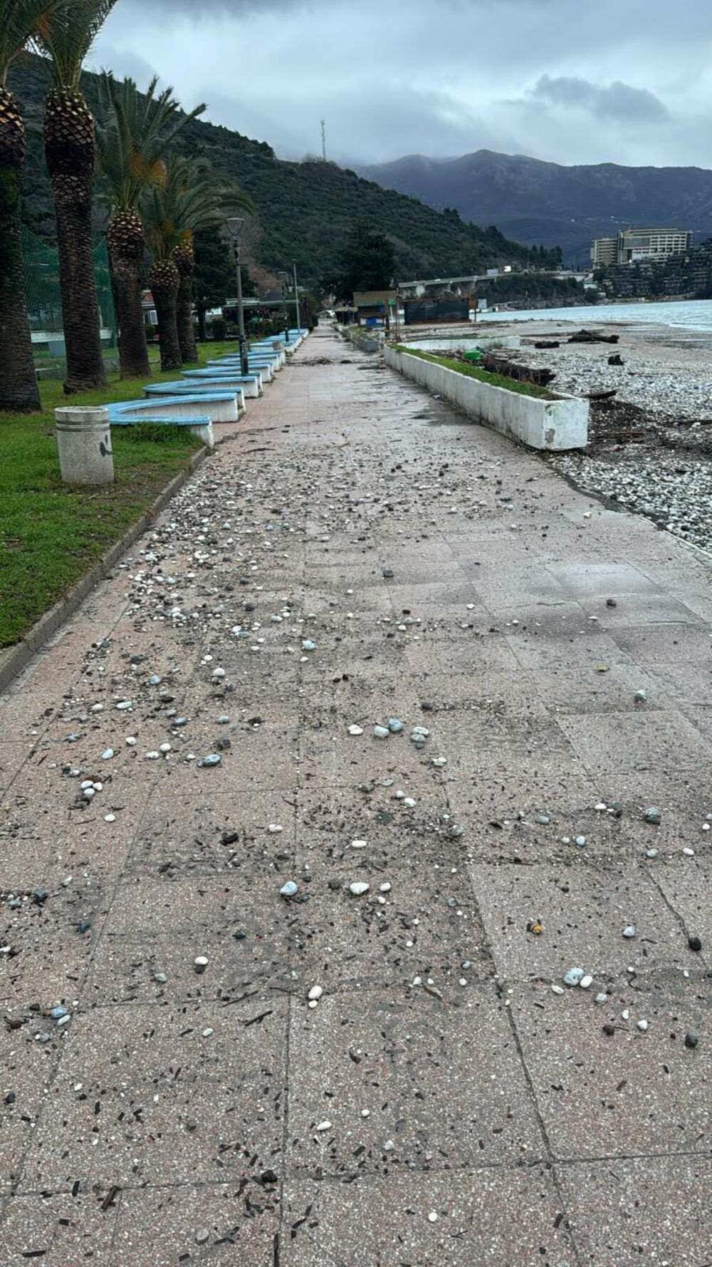 <p>U toku je akcija čišćenja šetališta, koje je takođe na pojedinim mjestima zatrpano pijeskom, šljunkom i raznim otpadom<br /> </p>