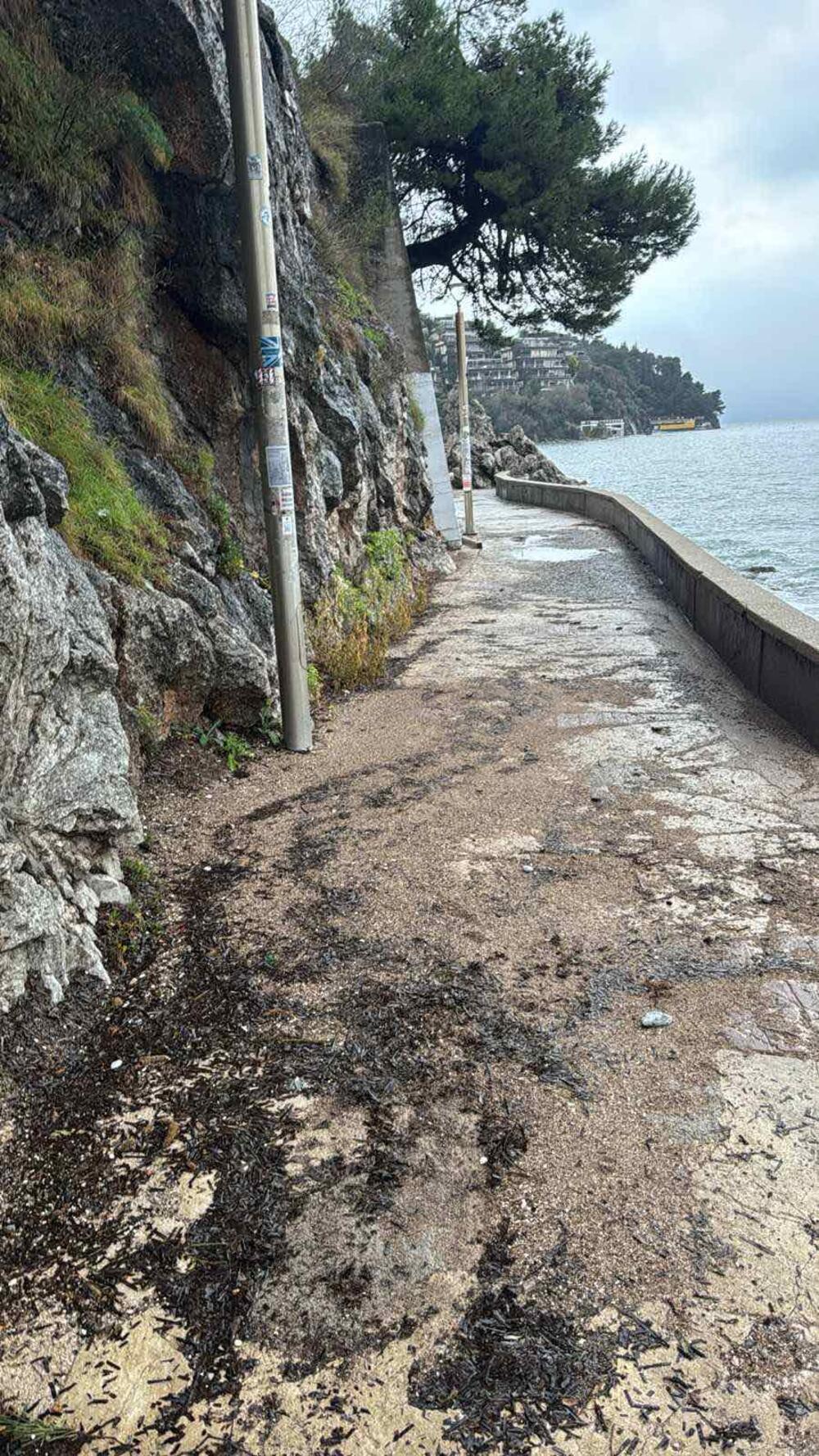 <p>U toku je akcija čišćenja šetališta, koje je takođe na pojedinim mjestima zatrpano pijeskom, šljunkom i raznim otpadom<br /> </p>