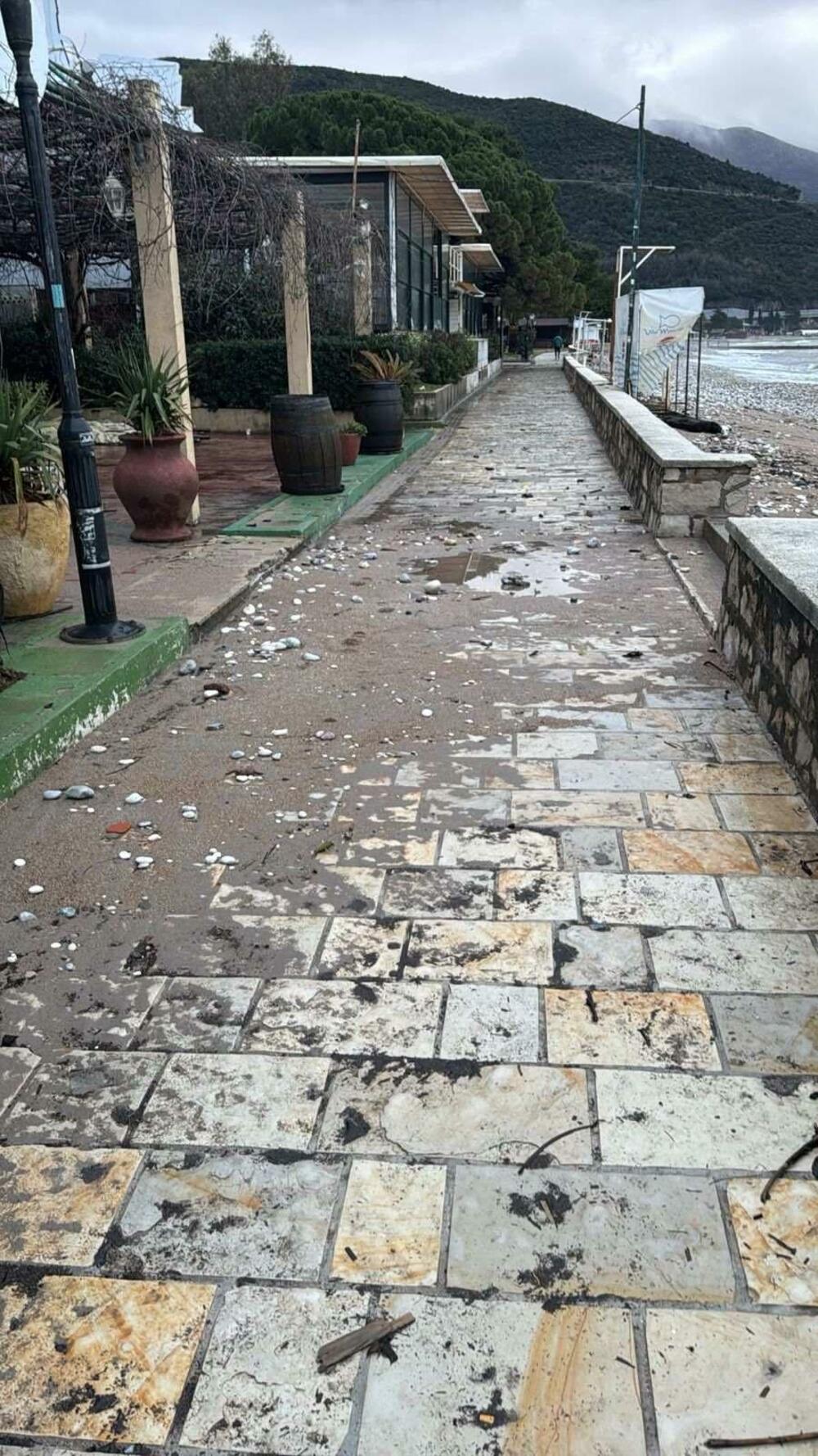 <p>U toku je akcija čišćenja šetališta, koje je takođe na pojedinim mjestima zatrpano pijeskom, šljunkom i raznim otpadom<br /> </p>