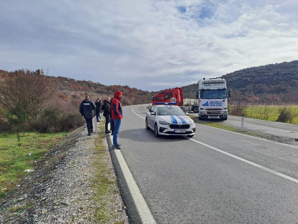 <p>Kamioni parkirani na proširenjima u blizini više graničnih prelaza</p>