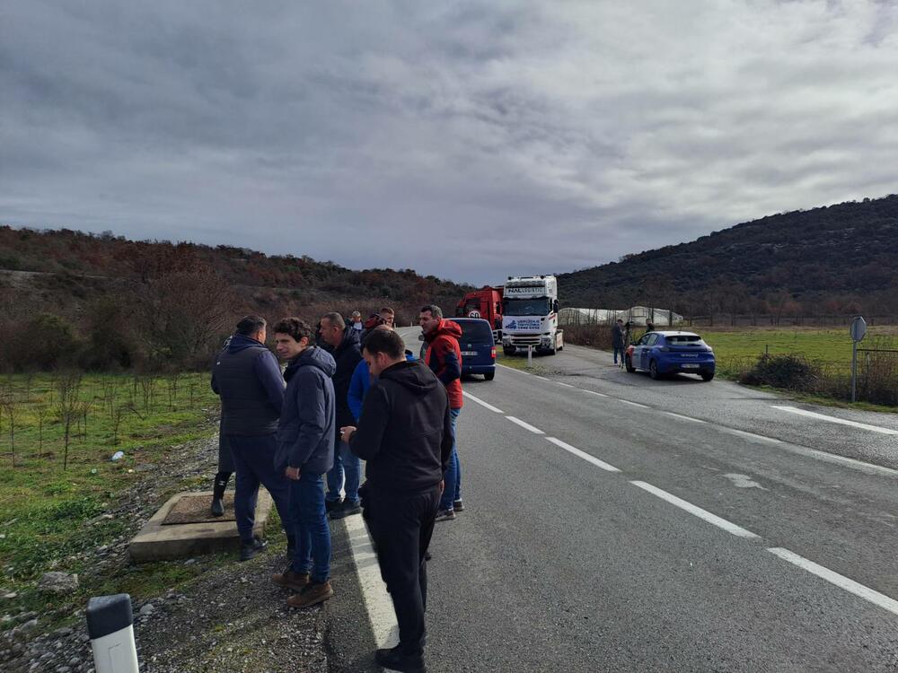 <p>Kamioni parkirani na proširenjima u blizini više graničnih prelaza</p>