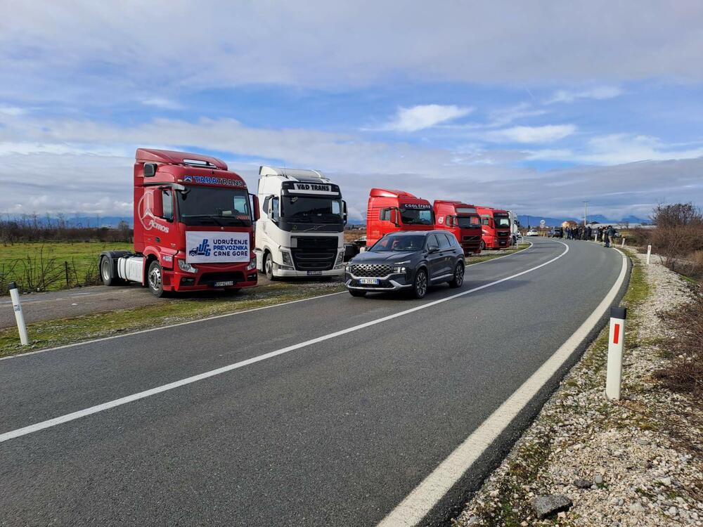 <p>Kamioni parkirani na proširenjima u blizini više graničnih prelaza</p>