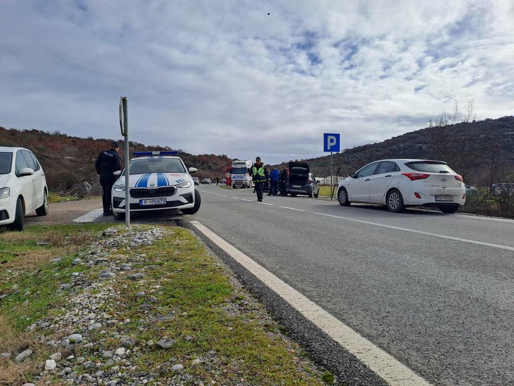 <p>Kamioni parkirani na proširenjima u blizini više graničnih prelaza</p>