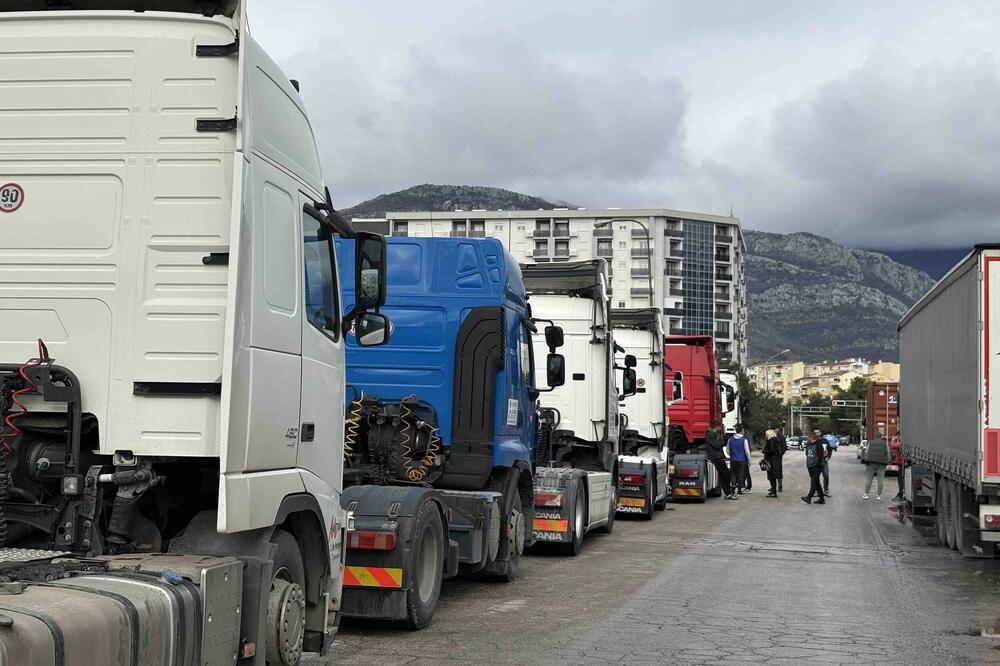 Sa jučerašnje blokade u Baru, Foto: Marija Pešić