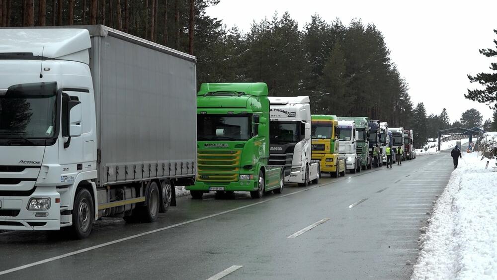 <p>Kamioni parkirani na proširenjima u blizini više graničnih prelaza</p>