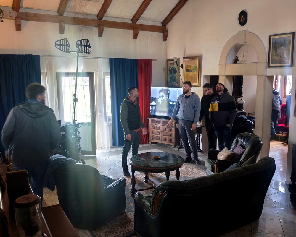 <p>U Nikšiću se snima film o postporođajnoj depresiji i porodičnim tišinama koje bole, debitantsko ostvarenje Maše Šarović</p>