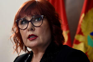 Na dar minđuše, šolje za kafu, ukras za jelku: Šta su na poklon...