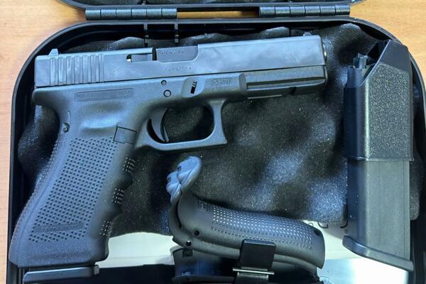 Oduzet pištolj od supruge operativno interesantnog lica iz Bara