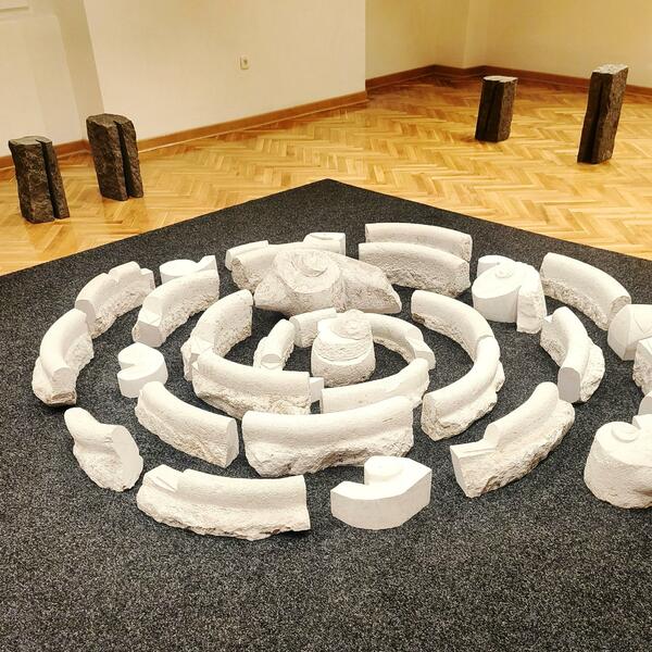 Iz kruga kamena, u krug vječnosti