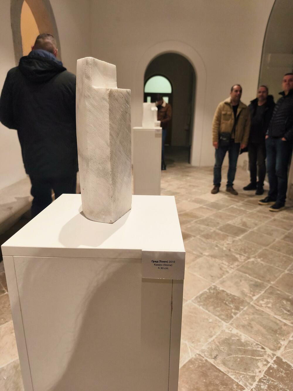 <p>Posthumna izložba Ratka Vulanovića u Nikšiću predstavlja skulpture i crteže, podsjećajući i na Kameni grad, jedno od najvećih stradanja savremene crnogorske kulture</p>