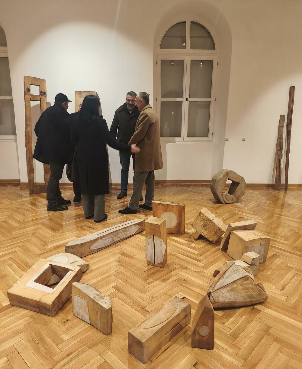 <p>Posthumna izložba Ratka Vulanovića u Nikšiću predstavlja skulpture i crteže, podsjećajući i na Kameni grad, jedno od najvećih stradanja savremene crnogorske kulture</p>