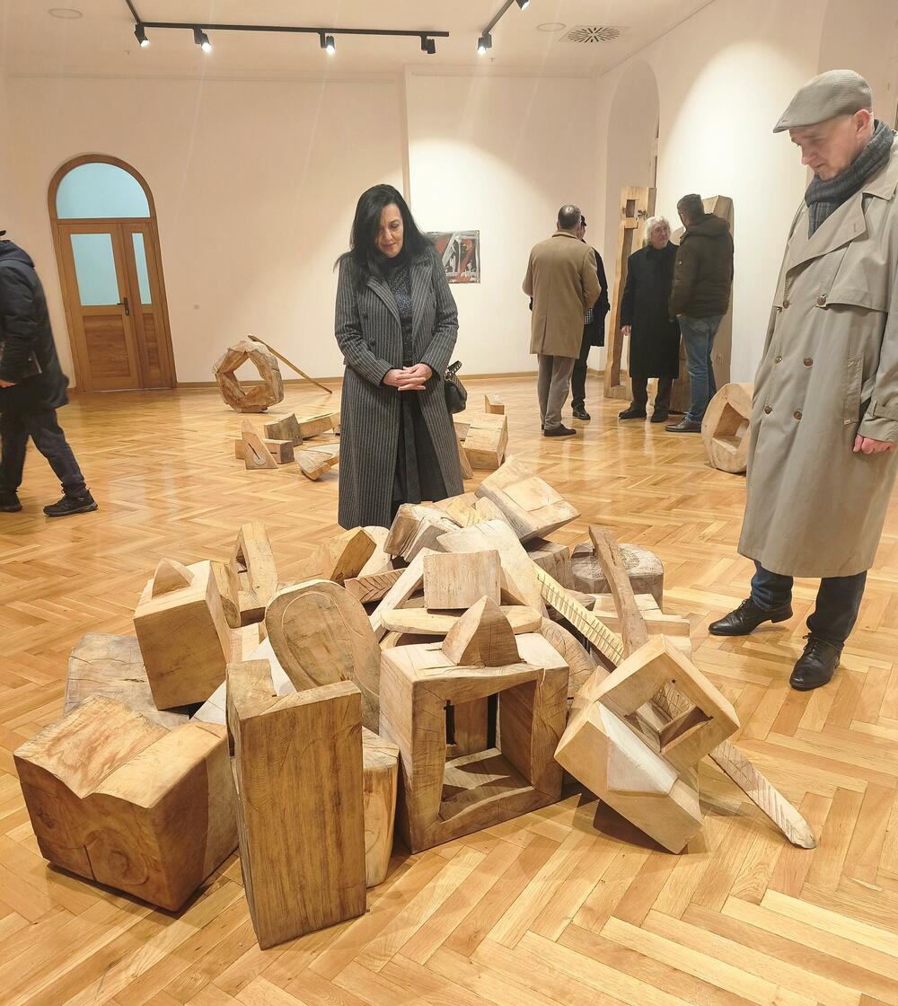 <p>Posthumna izložba Ratka Vulanovića u Nikšiću predstavlja skulpture i crteže, podsjećajući i na Kameni grad, jedno od najvećih stradanja savremene crnogorske kulture</p>