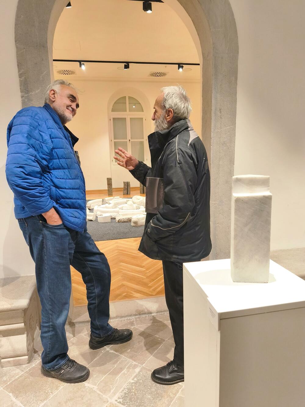 <p>Posthumna izložba Ratka Vulanovića u Nikšiću predstavlja skulpture i crteže, podsjećajući i na Kameni grad, jedno od najvećih stradanja savremene crnogorske kulture</p>