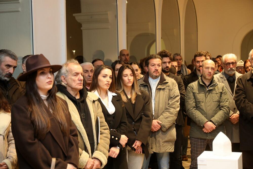 <p>Posthumna izložba Ratka Vulanovića u Nikšiću predstavlja skulpture i crteže, podsjećajući i na Kameni grad, jedno od najvećih stradanja savremene crnogorske kulture</p>