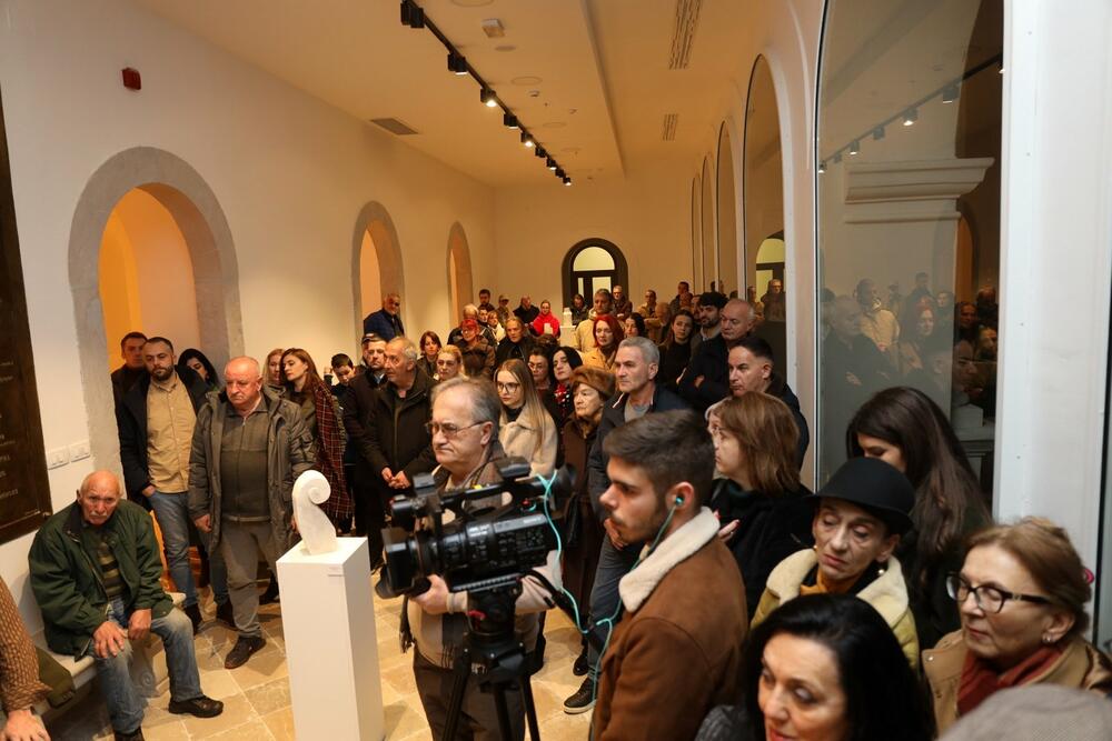 <p>Posthumna izložba Ratka Vulanovića u Nikšiću predstavlja skulpture i crteže, podsjećajući i na Kameni grad, jedno od najvećih stradanja savremene crnogorske kulture</p>