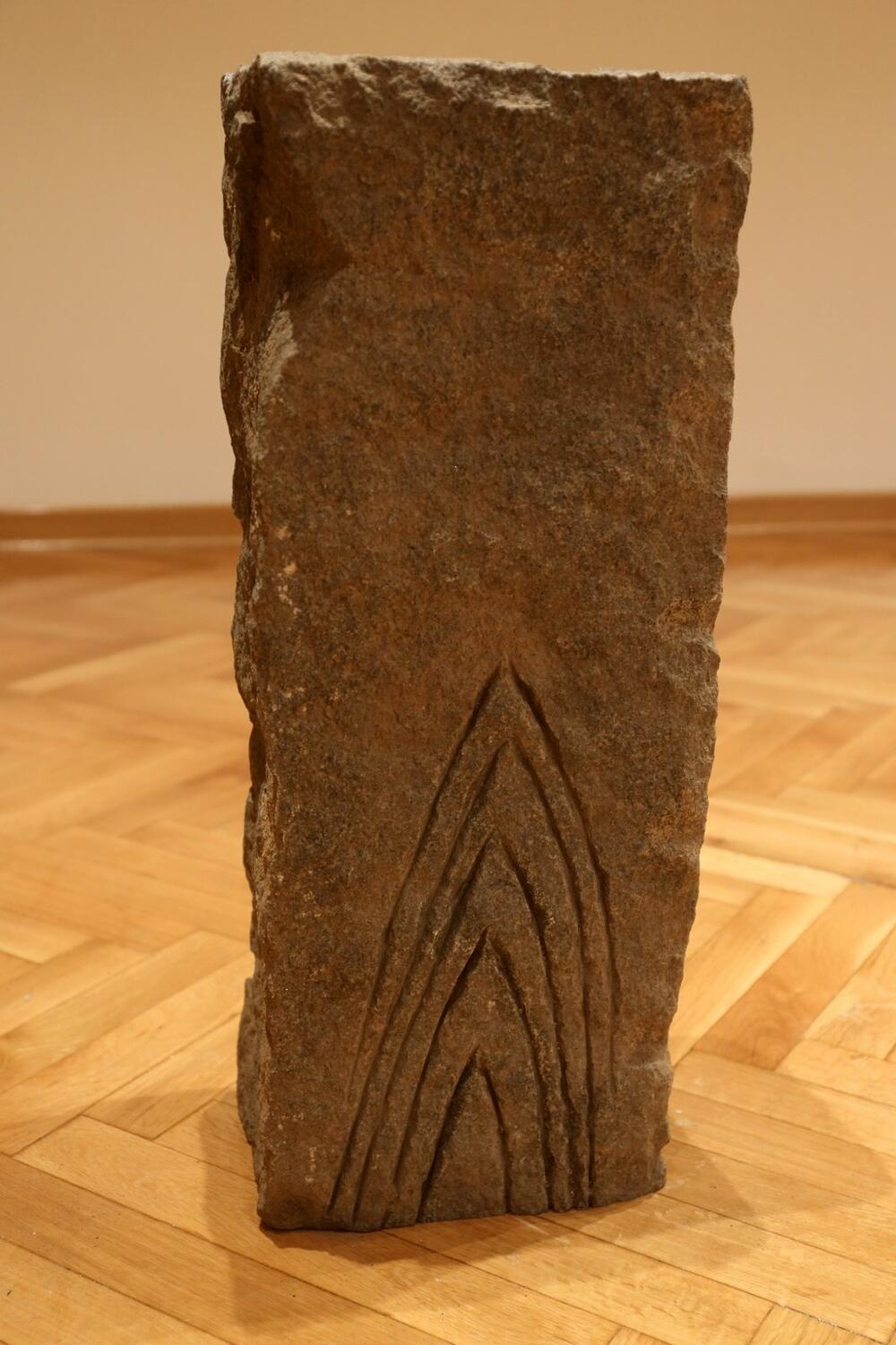 <p>Posthumna izložba Ratka Vulanovića u Nikšiću predstavlja skulpture i crteže, podsjećajući i na Kameni grad, jedno od najvećih stradanja savremene crnogorske kulture</p>