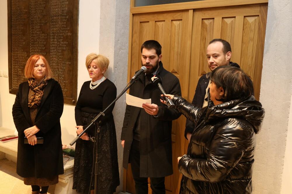 <p>Posthumna izložba Ratka Vulanovića u Nikšiću predstavlja skulpture i crteže, podsjećajući i na Kameni grad, jedno od najvećih stradanja savremene crnogorske kulture</p>