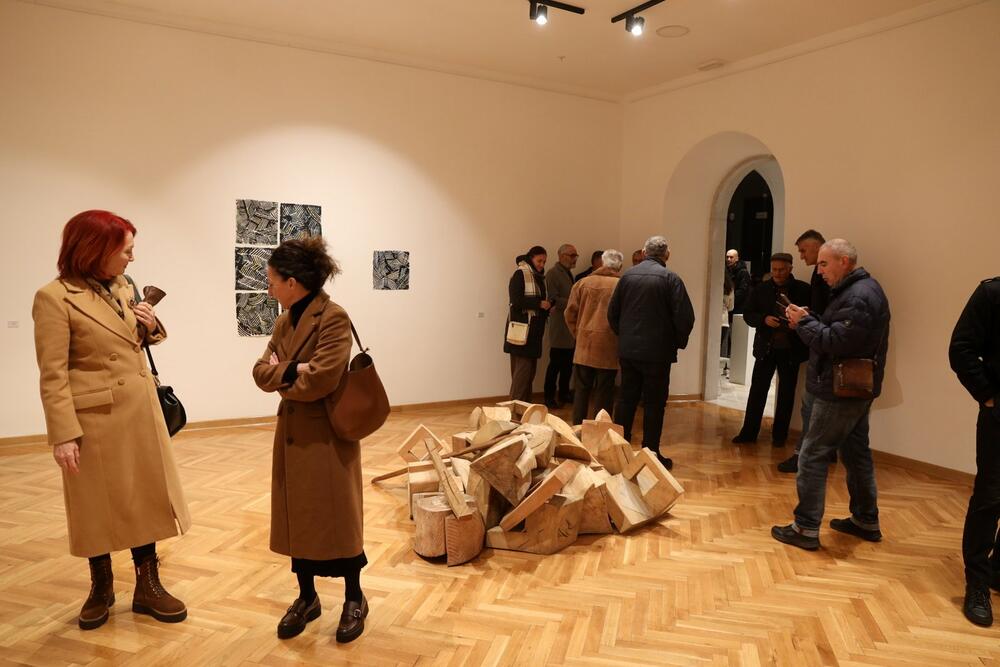 <p>Posthumna izložba Ratka Vulanovića u Nikšiću predstavlja skulpture i crteže, podsjećajući i na Kameni grad, jedno od najvećih stradanja savremene crnogorske kulture</p>