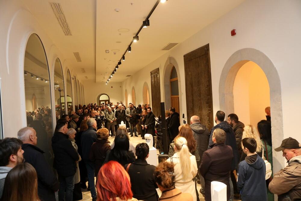 <p>Posthumna izložba Ratka Vulanovića u Nikšiću predstavlja skulpture i crteže, podsjećajući i na Kameni grad, jedno od najvećih stradanja savremene crnogorske kulture</p>