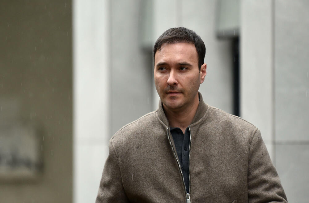 <p>Vesna Medenica oslobođena je optužbi za stvaranje kriminalne organizacije, a Miloš Medenica za nedozvoljeno držanje oružja i omogućavanje uživanja opojne droge za više osoba. Oboje treba da plate po 50.000 eura.</p>  <p>Optuženi, osim Vesne Medenice, braće Bojana i Marka Popovića i Vasilija Petrovića, solidarno treba da plate državi štetu od 2,7 miliona eura</p>