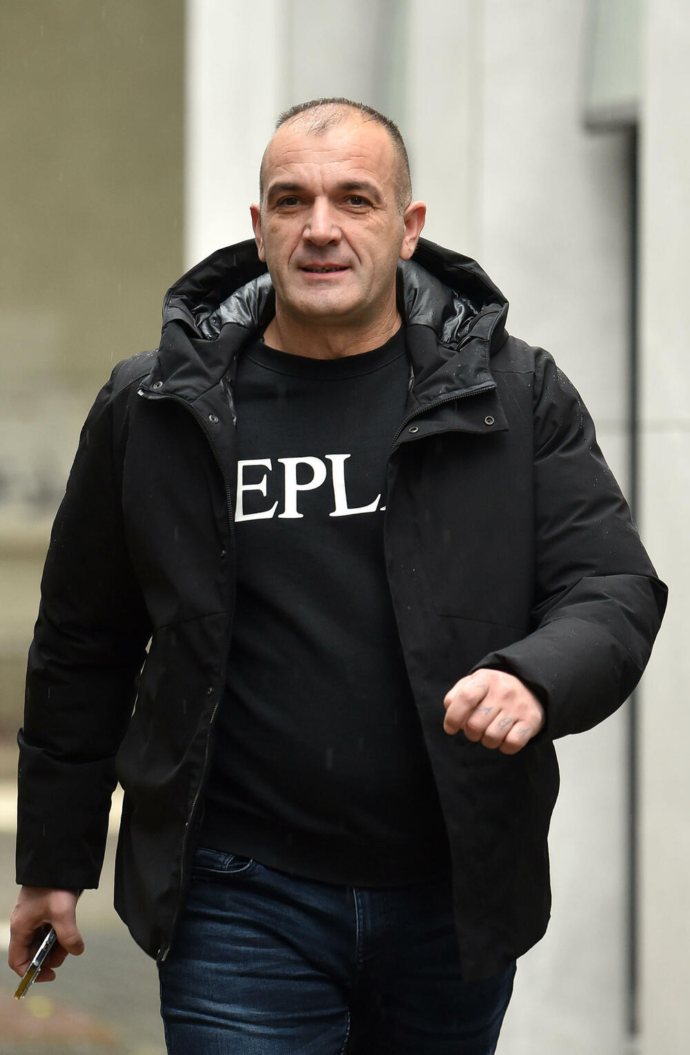 <p>Vesna Medenica oslobođena je optužbi za stvaranje kriminalne organizacije, a Miloš Medenica za nedozvoljeno držanje oružja i omogućavanje uživanja opojne droge za više osoba. Oboje treba da plate po 50.000 eura.</p>  <p>Optuženi, osim Vesne Medenice, braće Bojana i Marka Popovića i Vasilija Petrovića, solidarno treba da plate državi štetu od 2,7 miliona eura</p>