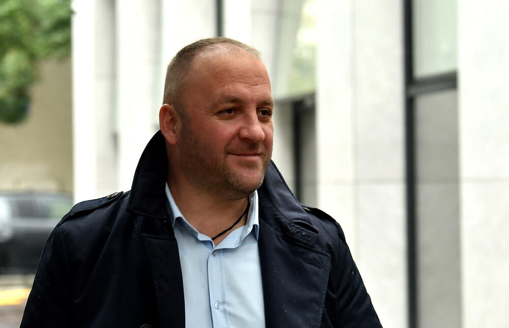 <p>Vesna Medenica oslobođena je optužbi za stvaranje kriminalne organizacije, a Miloš Medenica za nedozvoljeno držanje oružja i omogućavanje uživanja opojne droge za više osoba. Oboje treba da plate po 50.000 eura.</p>  <p>Optuženi, osim Vesne Medenice, braće Bojana i Marka Popovića i Vasilija Petrovića, solidarno treba da plate državi štetu od 2,7 miliona eura</p>