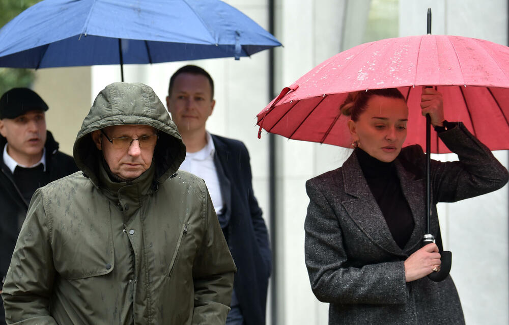 <p>Vesna Medenica oslobođena je optužbi za stvaranje kriminalne organizacije, a Miloš Medenica za nedozvoljeno držanje oružja i omogućavanje uživanja opojne droge za više osoba. Oboje treba da plate po 50.000 eura.</p>  <p>Optuženi, osim Vesne Medenice, braće Bojana i Marka Popovića i Vasilija Petrovića, solidarno treba da plate državi štetu od 2,7 miliona eura</p>