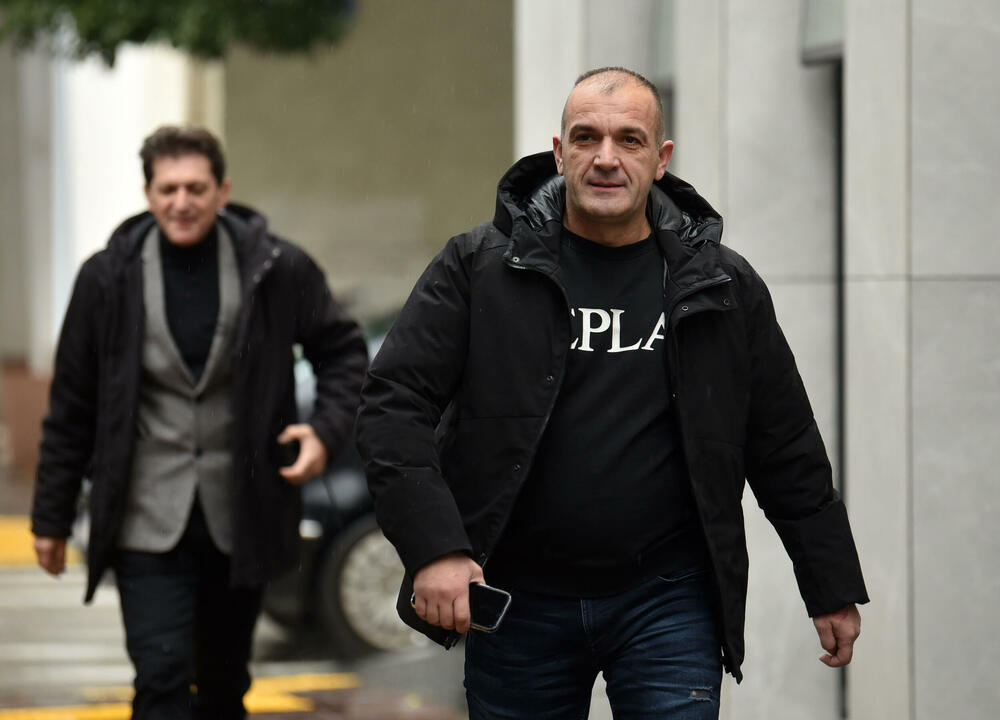 <p>Vesna Medenica oslobođena je optužbi za stvaranje kriminalne organizacije, a Miloš Medenica za nedozvoljeno držanje oružja i omogućavanje uživanja opojne droge za više osoba. Oboje treba da plate po 50.000 eura.</p>  <p>Optuženi, osim Vesne Medenice, braće Bojana i Marka Popovića i Vasilija Petrovića, solidarno treba da plate državi štetu od 2,7 miliona eura</p>