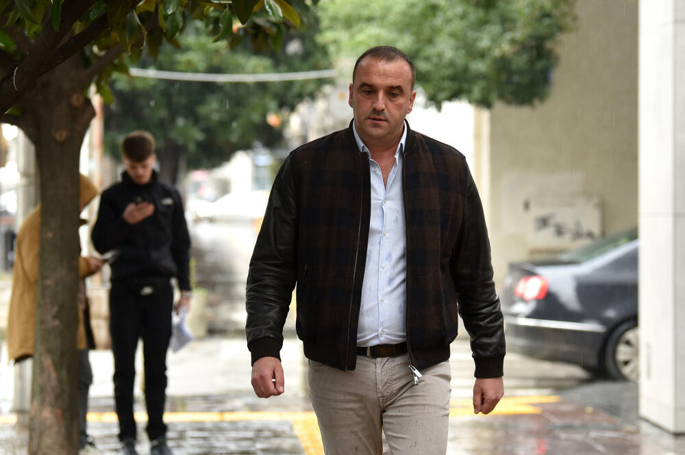 <p>Vesna Medenica oslobođena je optužbi za stvaranje kriminalne organizacije, a Miloš Medenica za nedozvoljeno držanje oružja i omogućavanje uživanja opojne droge za više osoba. Oboje treba da plate po 50.000 eura.</p>  <p>Optuženi, osim Vesne Medenice, braće Bojana i Marka Popovića i Vasilija Petrovića, solidarno treba da plate državi štetu od 2,7 miliona eura</p>