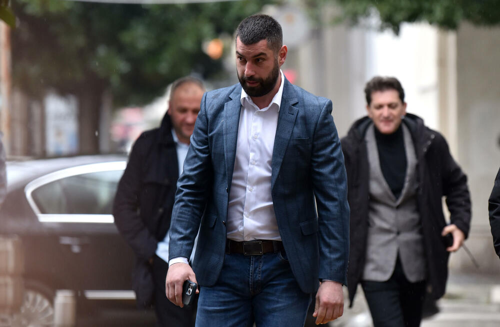 <p>Vesna Medenica oslobođena je optužbi za stvaranje kriminalne organizacije, a Miloš Medenica za nedozvoljeno držanje oružja i omogućavanje uživanja opojne droge za više osoba. Oboje treba da plate po 50.000 eura.</p>  <p>Optuženi, osim Vesne Medenice, braće Bojana i Marka Popovića i Vasilija Petrovića, solidarno treba da plate državi štetu od 2,7 miliona eura</p>