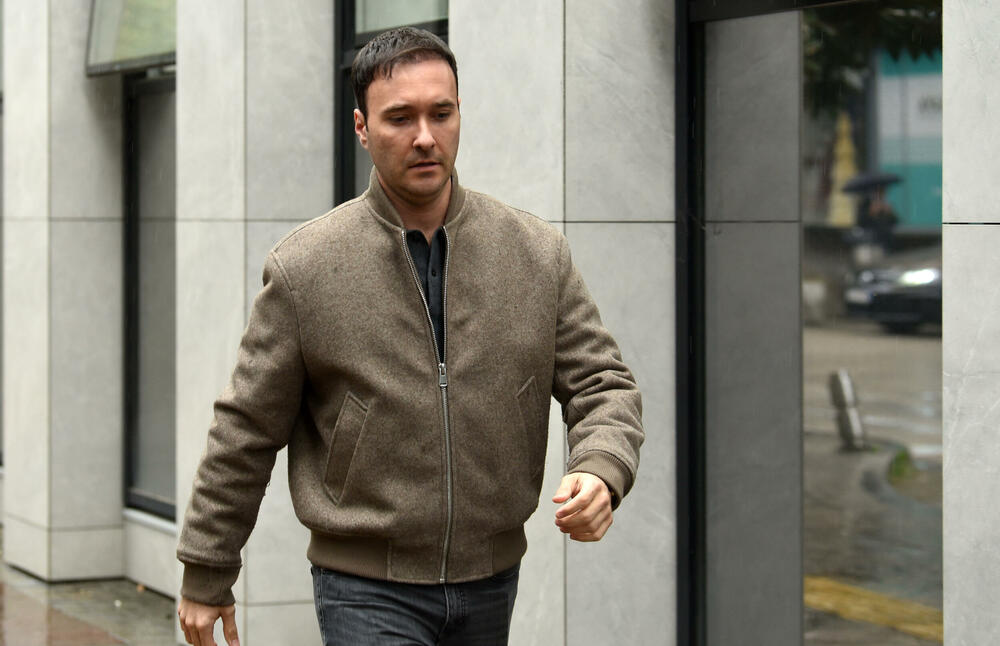 <p>Vesna Medenica oslobođena je optužbi za stvaranje kriminalne organizacije, a Miloš Medenica za nedozvoljeno držanje oružja i omogućavanje uživanja opojne droge za više osoba. Oboje treba da plate po 50.000 eura.</p>  <p>Optuženi, osim Vesne Medenice, braće Bojana i Marka Popovića i Vasilija Petrovića, solidarno treba da plate državi štetu od 2,7 miliona eura</p>