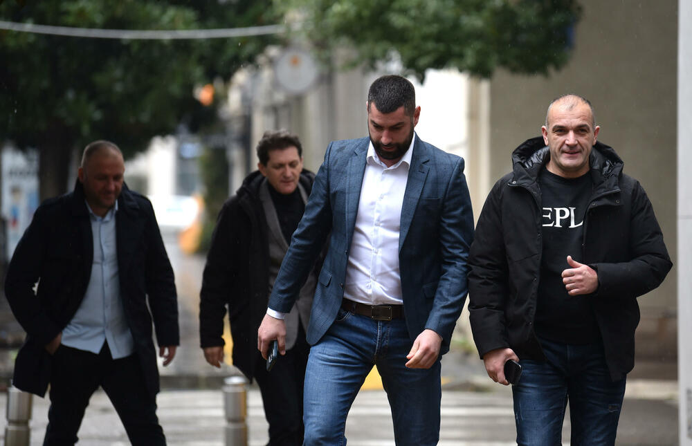 <p>Vesna Medenica oslobođena je optužbi za stvaranje kriminalne organizacije, a Miloš Medenica za nedozvoljeno držanje oružja i omogućavanje uživanja opojne droge za više osoba. Oboje treba da plate po 50.000 eura.</p>  <p>Optuženi, osim Vesne Medenice, braće Bojana i Marka Popovića i Vasilija Petrovića, solidarno treba da plate državi štetu od 2,7 miliona eura</p>