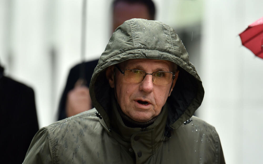 <p>Vesna Medenica oslobođena je optužbi za stvaranje kriminalne organizacije, a Miloš Medenica za nedozvoljeno držanje oružja i omogućavanje uživanja opojne droge za više osoba. Oboje treba da plate po 50.000 eura.</p>  <p>Optuženi, osim Vesne Medenice, braće Bojana i Marka Popovića i Vasilija Petrovića, solidarno treba da plate državi štetu od 2,7 miliona eura</p>