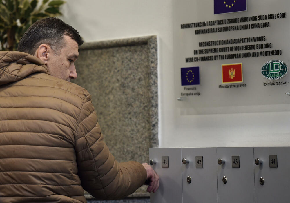 <p>Vesna Medenica oslobođena je optužbi za stvaranje kriminalne organizacije, a Miloš Medenica za nedozvoljeno držanje oružja i omogućavanje uživanja opojne droge za više osoba. Oboje treba da plate po 50.000 eura.</p>  <p>Optuženi, osim Vesne Medenice, braće Bojana i Marka Popovića i Vasilija Petrovića, solidarno treba da plate državi štetu od 2,7 miliona eura</p>