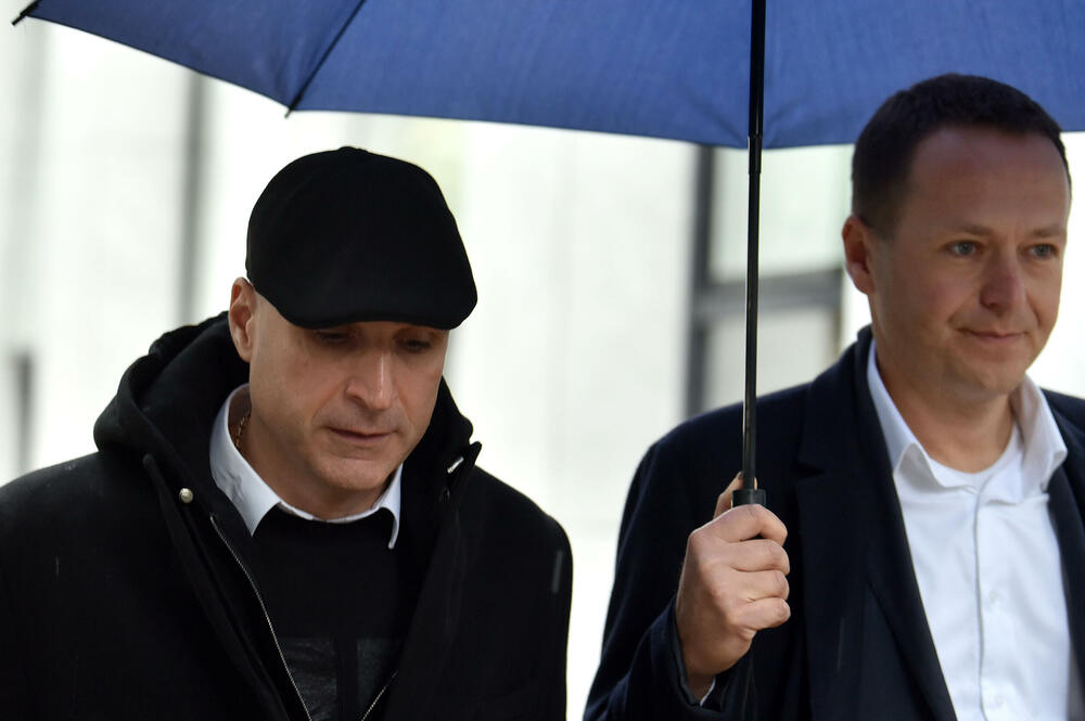 <p>Vesna Medenica oslobođena je optužbi za stvaranje kriminalne organizacije, a Miloš Medenica za nedozvoljeno držanje oružja i omogućavanje uživanja opojne droge za više osoba. Oboje treba da plate po 50.000 eura.</p>  <p>Optuženi, osim Vesne Medenice, braće Bojana i Marka Popovića i Vasilija Petrovića, solidarno treba da plate državi štetu od 2,7 miliona eura</p>